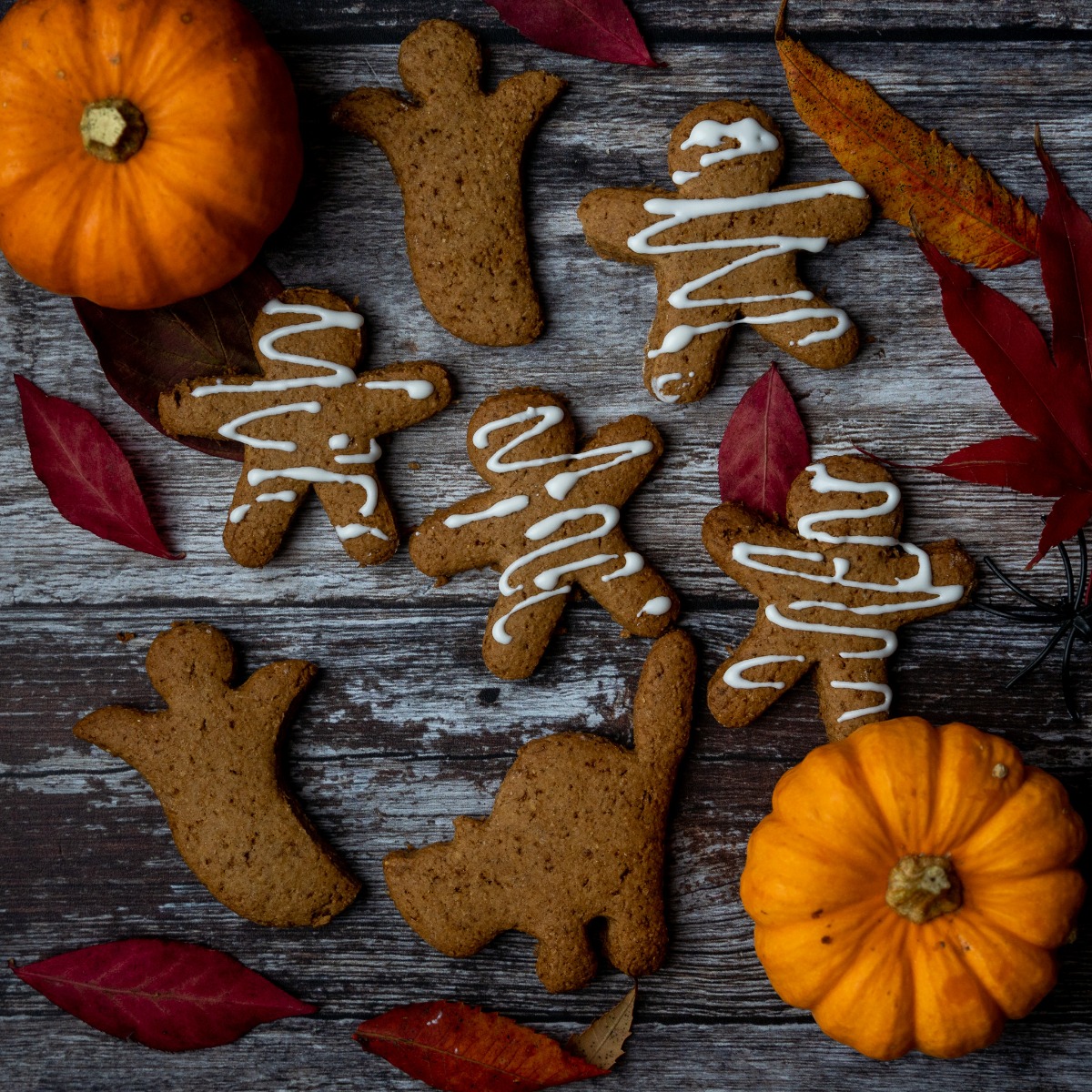 VEGAN HALLOWEEN GINGERBREAD COOKIES